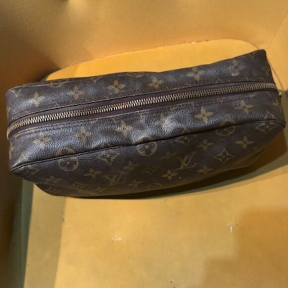 Louis Vuitton Toiletry Bag - Picture 7 of 9